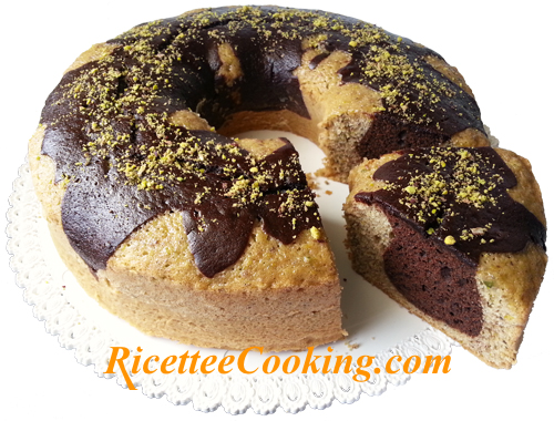 Ciambellone all'acqua con pistacchio e cioccolato